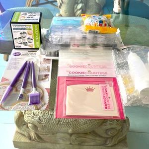 BAKERY GRAB BAG WITH 10 NEW IN CONTAINER ITEMS. SOLD AS A SET.